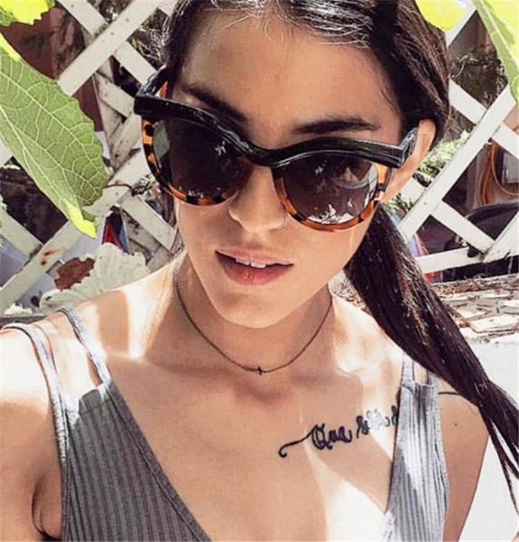 Μοντέρνα γυαλιά ηλίου 