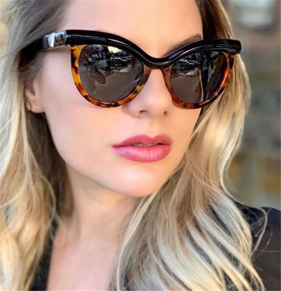 Μοντέρνα γυαλιά ηλίου 