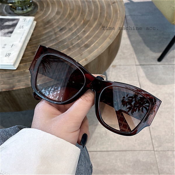Ženske sunčane naočale sa debelim okvirom