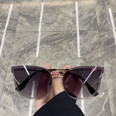 Κομψά γυναικεία γυαλιά σε διαφορετικά χρώματα