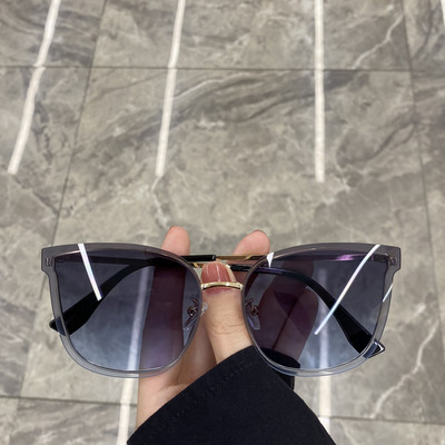 Κομψά γυναικεία γυαλιά σε διαφορετικά χρώματα