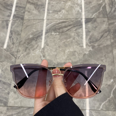 Κομψά γυναικεία γυαλιά σε διαφορετικά χρώματα