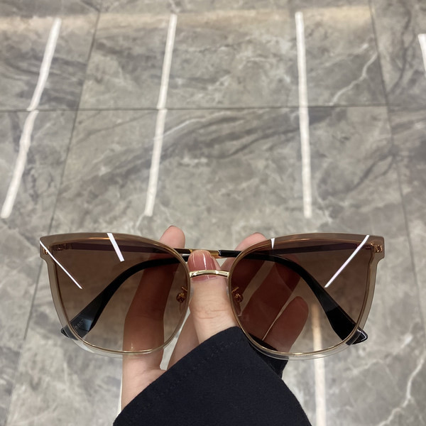 Κομψά γυναικεία γυαλιά σε διαφορετικά χρώματα