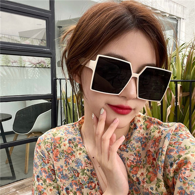 Μοντέρνα γυναικεία τετράγωνα γυαλιά