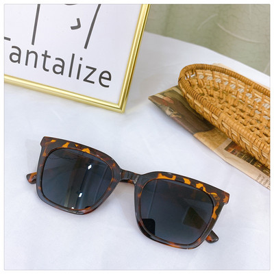 Μοντέρνα ανδρικά γυαλιά ηλίου