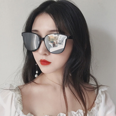 Modernas kvadrātveida saulesbrilles ar plānu rāmi