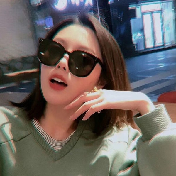 Modernas kvadrātveida saulesbrilles ar plānu rāmi