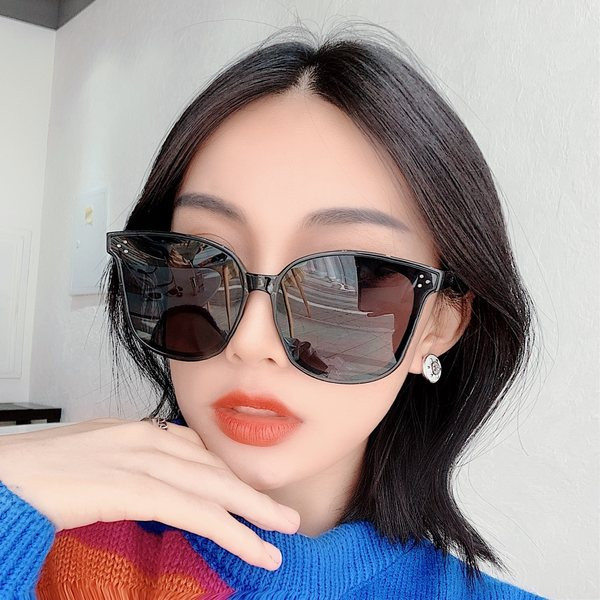 Modernas kvadrātveida saulesbrilles ar plānu rāmi