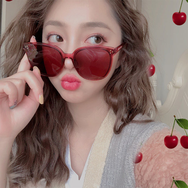 Modernas kvadrātveida saulesbrilles ar plānu rāmi