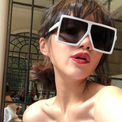 Κομψά γυναικεία γυαλιά σε τετράγωνο σχήμα με λεπτό σκελετό