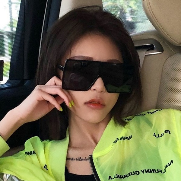 Κομψά γυναικεία γυαλιά σε τετράγωνο σχήμα με λεπτό σκελετό