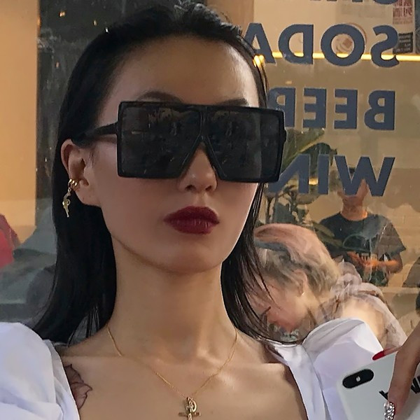 Κομψά γυναικεία γυαλιά σε τετράγωνο σχήμα με λεπτό σκελετό