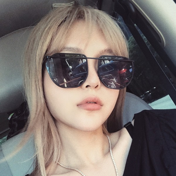 Elegantas sieviešu apaļas brilles ar plānu rāmi