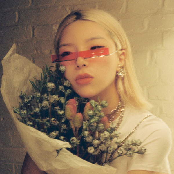 Modernas saulesbrilles ar plānu rāmi vīriešiem un sievietēm