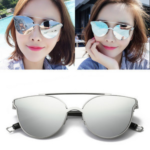 Σύγχρονα γυναικεία γυαλιά με μεταλλικό σκελετό