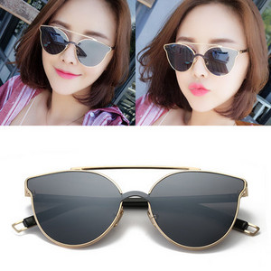 Σύγχρονα γυναικεία γυαλιά με μεταλλικό σκελετό