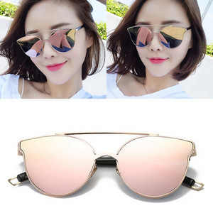 Σύγχρονα γυναικεία γυαλιά με μεταλλικό σκελετό