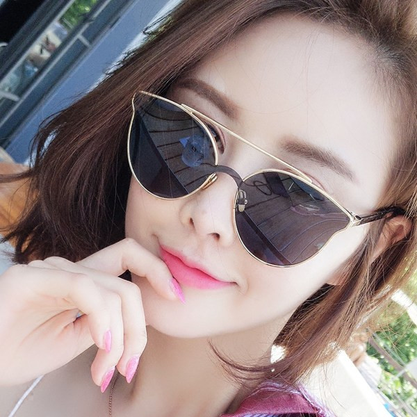 Σύγχρονα γυναικεία γυαλιά με μεταλλικό σκελετό