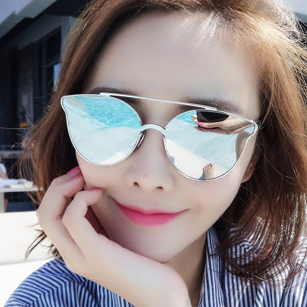 Σύγχρονα γυναικεία γυαλιά με μεταλλικό σκελετό