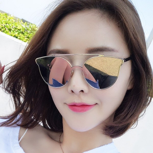 Σύγχρονα γυναικεία γυαλιά με μεταλλικό σκελετό