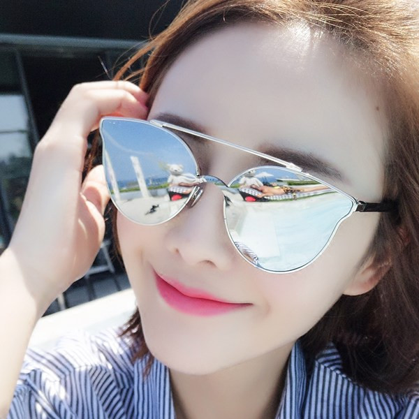 Σύγχρονα γυναικεία γυαλιά με μεταλλικό σκελετό