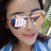 Μοντέρνα γυναικεία γυαλιά με λεπτό μεταλλικό σκελετό