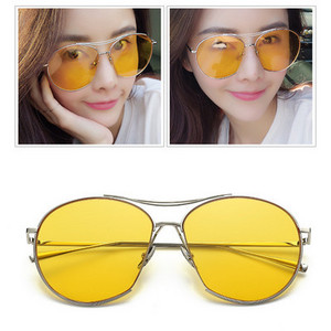 Μοντέρνα γυναικεία γυαλιά με λεπτό μεταλλικό σκελετό