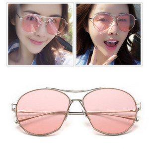 Μοντέρνα γυναικεία γυαλιά με λεπτό μεταλλικό σκελετό