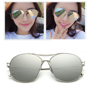 Μοντέρνα γυναικεία γυαλιά με λεπτό μεταλλικό σκελετό