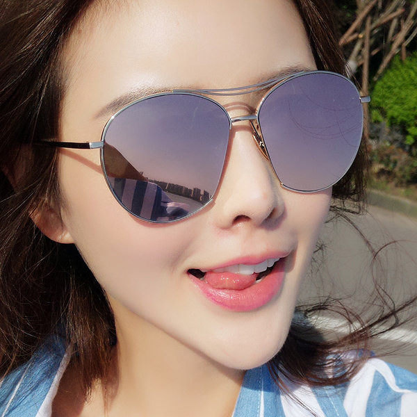 Μοντέρνα γυναικεία γυαλιά με λεπτό μεταλλικό σκελετό