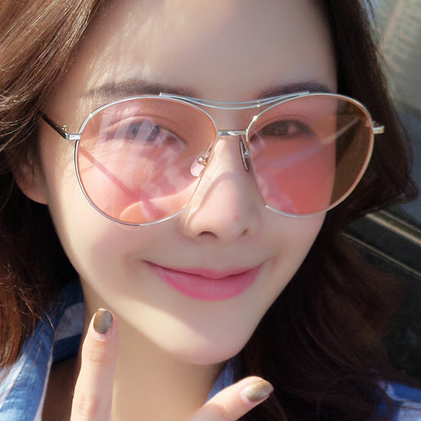 Μοντέρνα γυναικεία γυαλιά με λεπτό μεταλλικό σκελετό