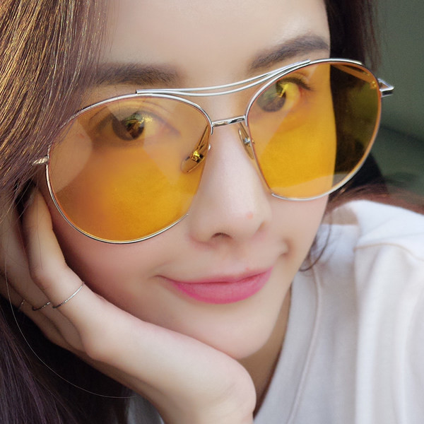 Μοντέρνα γυναικεία γυαλιά με λεπτό μεταλλικό σκελετό
