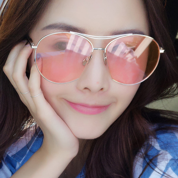 Μοντέρνα γυναικεία γυαλιά με λεπτό μεταλλικό σκελετό