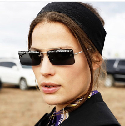 Σύγχρονα γυναικεία γυαλιά σε ορθογώνιο σχήμα