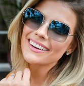 Μοντέρνα γυαλιά ηλίου με τετράγωνους φακούς και λεπτό σκελετό