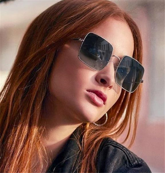 Μοντέρνα γυαλιά ηλίου με τετράγωνους φακούς και λεπτό σκελετό