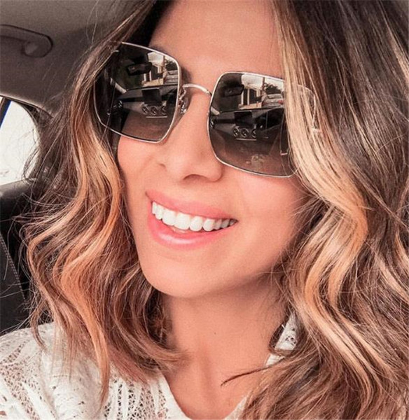 Μοντέρνα γυαλιά ηλίου με τετράγωνους φακούς και λεπτό σκελετό