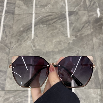 Γυναικεία γυαλιά με λεπτό σκελετό και μεταλλικές διακοσμητικές πέτρες