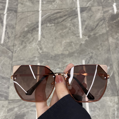 Γυναικεία γυαλιά με λεπτό σκελετό και μεταλλικές διακοσμητικές πέτρες