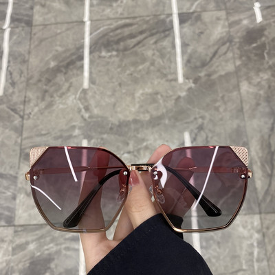 Γυναικεία γυαλιά με λεπτό σκελετό και μεταλλικές διακοσμητικές πέτρες