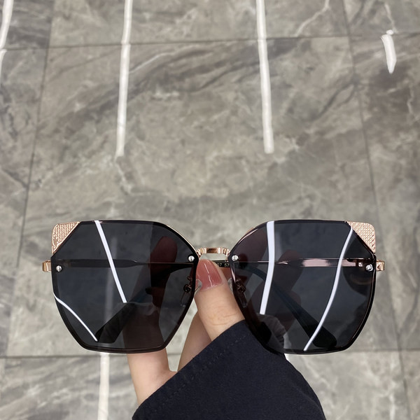 Γυναικεία γυαλιά με λεπτό σκελετό και μεταλλικές διακοσμητικές πέτρες