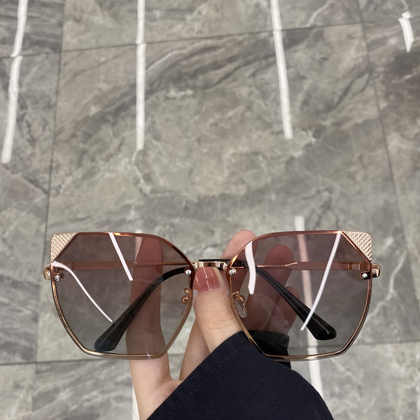 Γυναικεία γυαλιά με λεπτό σκελετό και μεταλλικές διακοσμητικές πέτρες