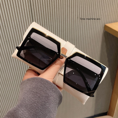 Стилни слънчеви очила с квадратна форма за жени