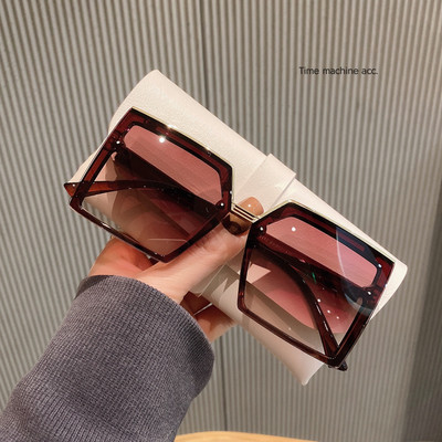 Стилни слънчеви очила с квадратна форма за жени