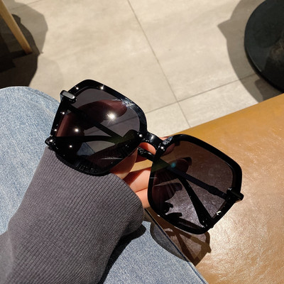 Γυναικεία γυαλιά ηλίου με γυαλιστερά στοιχεία στο πλάι