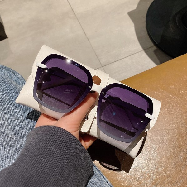 Γυναικεία γυαλιά ηλίου με γυαλιστερά στοιχεία στο πλάι