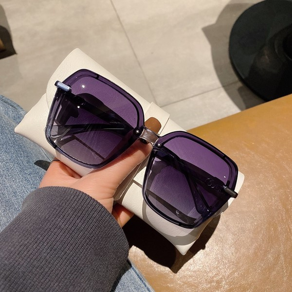 Γυναικεία γυαλιά ηλίου με γυαλιστερά στοιχεία στο πλάι