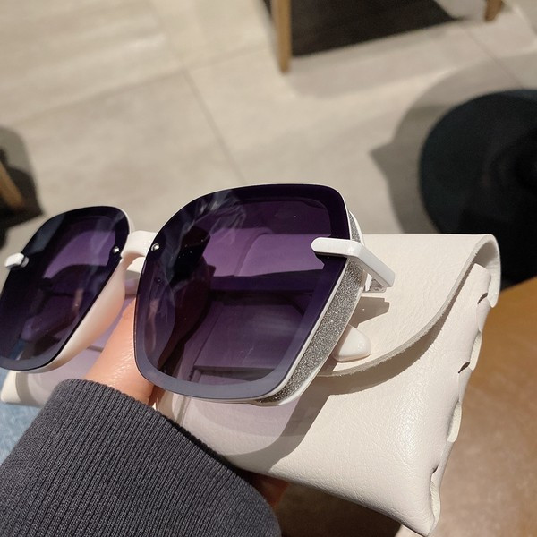 Γυναικεία γυαλιά ηλίου με γυαλιστερά στοιχεία στο πλάι