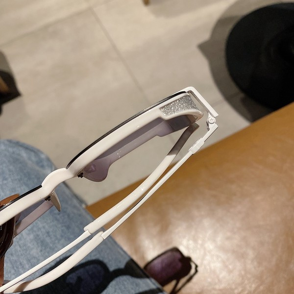 Γυναικεία γυαλιά ηλίου με γυαλιστερά στοιχεία στο πλάι