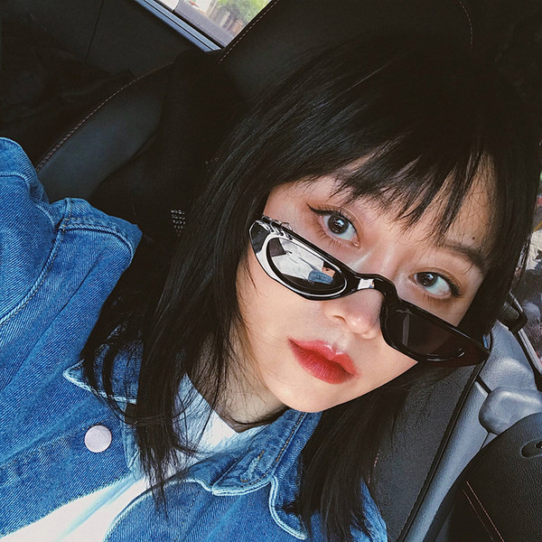 Sieviešu stilīgas saulesbrilles ar plānu rāmi